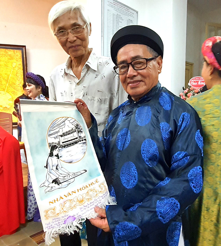 Ông Trần Hoài (đứng sau), một người tri âm tri kỷ của CLB Ca Huế suốt 40 năm qua, tặng kỷ vật năm xưa cho CLB Ca Huế thính phòng hôm nay - Ảnh: M.TỰ