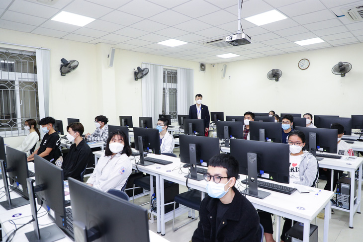 Thí sinh làm bài thi trên máy tính trong kỳ thi đánh giá năng lực của Đại học Quốc gia Hà Nội - Ảnh: Đại học Quốc gia Hà Nội