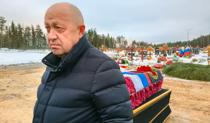 Ông  Yevgeny Prigozhin tại tang lễ một chiến binh nhóm Wagner - Ảnh: ALAMY