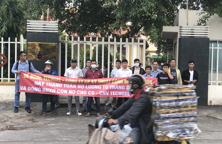 After months of waiting for the company to pay their salaries, the hard working workers came in and put pressure on - Photo: NGUYEN