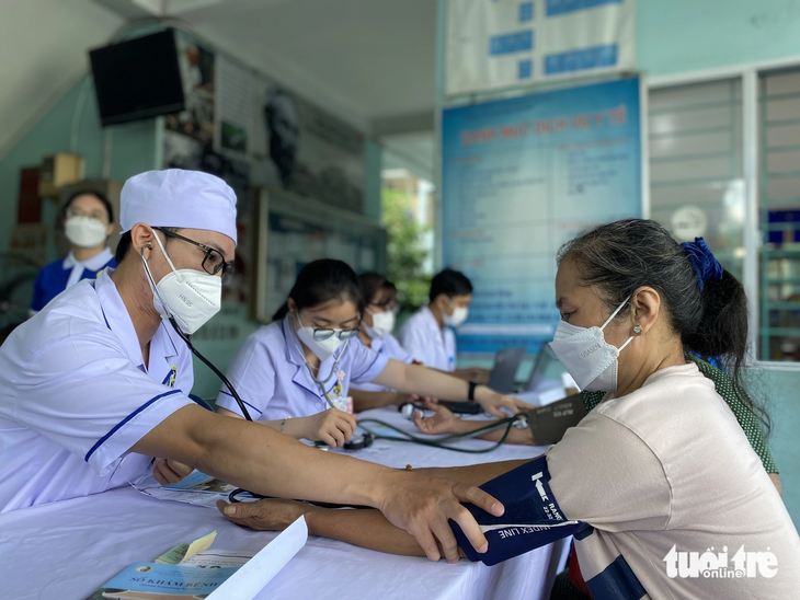 Người cao tuổi phường Sơn Kỳ, quận Tân Phú (TP.HCM) được khám tầm soát sức khỏe miễn phí sáng 24-8 - Ảnh: X.MAI 