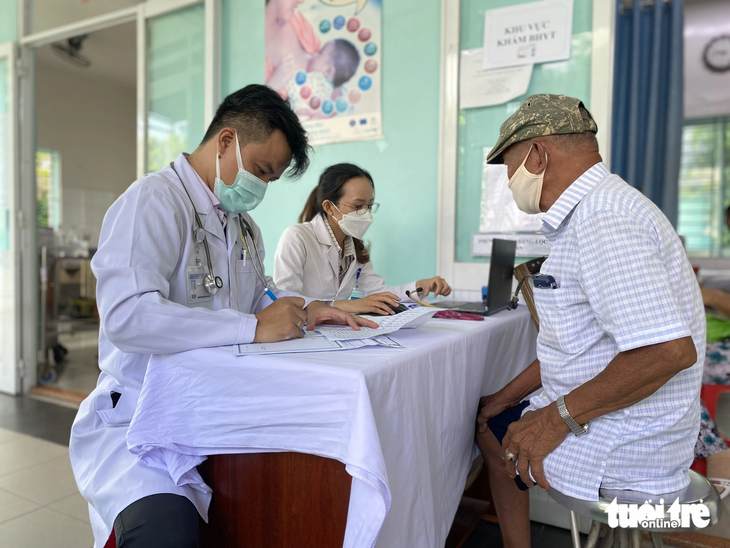 Đi lại khó khăn vì mất đi chân trái, ông Phạm Văn Hồng (79 tuổi, ngụ phường Sơn Kỳ, quận Tân Phú) được các bác sĩ &quot;ưu tiên&quot; khám, tư vấn hàng loạt bệnh mà ông đang mắc phải - Ảnh: X.MAI