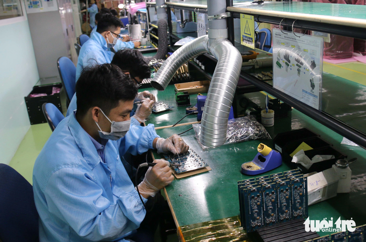 Việt Nam đã thu hút nhiều nhà đầu tư lớn vào các lĩnh vực công nghệ cao. Trong ảnh: Người lao động làm việc bên trong Khu công nghệ cao TP.HCM - Ảnh: NGỌC HIỂN