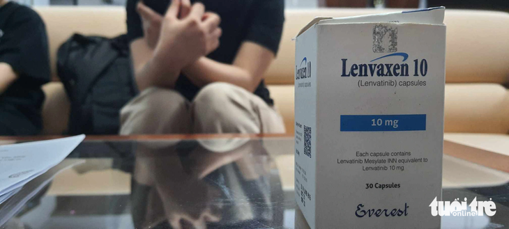 Thuốc điều trị &quot;nhắm trúng đích&quot; có tên Lenvaxen 10 (Lenvatinib) được bác sĩ C. đưa cho K.T. nói có thể kéo dài thời gian sống cho mẹ - Ảnh: HƯƠNG THẢO