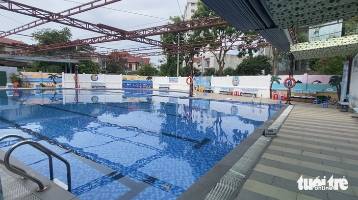 Bể bơi trong Trường THPT Nguyễn Trường Tộ, TP Vinh tạm đóng cửa chiều 24-8 - Ảnh: DOÃN HÒA