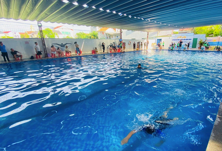 Bể bơi trong trường THPT ở phường Hà Huy Tập, TP Vinh, Nghệ An - Ảnh: Bạn đọc cung cấp