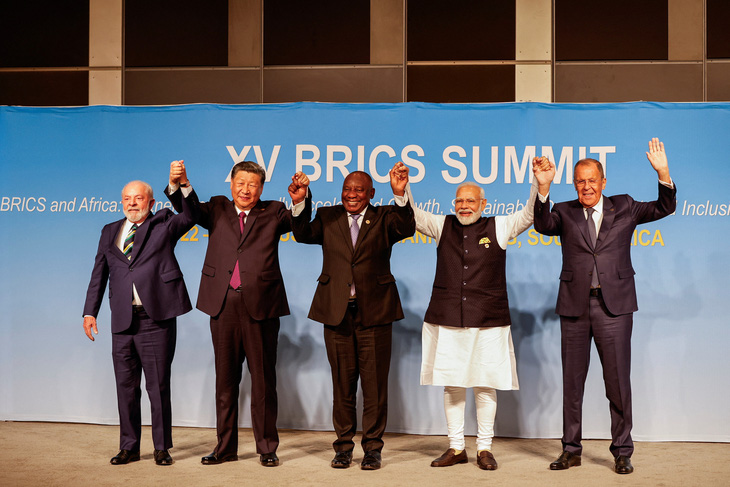 Lãnh đạo các nước thành viên hiện tại của BRICS, tại thành phố Johannesburg, Nam Phi, ngày 23-8 - Ảnh: REUTERS