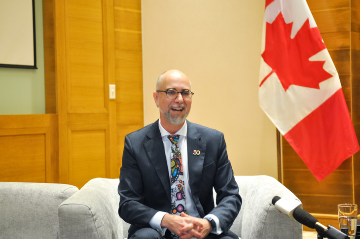 Đại sứ Canada tại Việt Nam Shawn Steil trong cuộc họp báo ngày 24-8 ở Hà Nội - Ảnh: TRUNG QUÂN