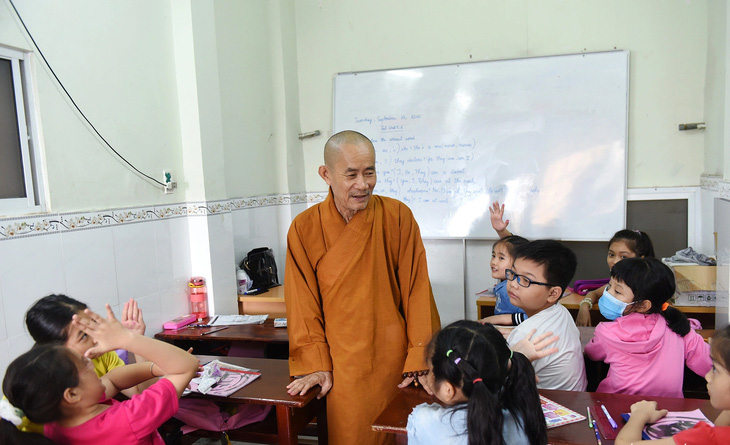 Thầy Thích Nhuận Tâm luôn quan tâm, giúp đỡ các học viên - Ảnh: Duyên Phan
