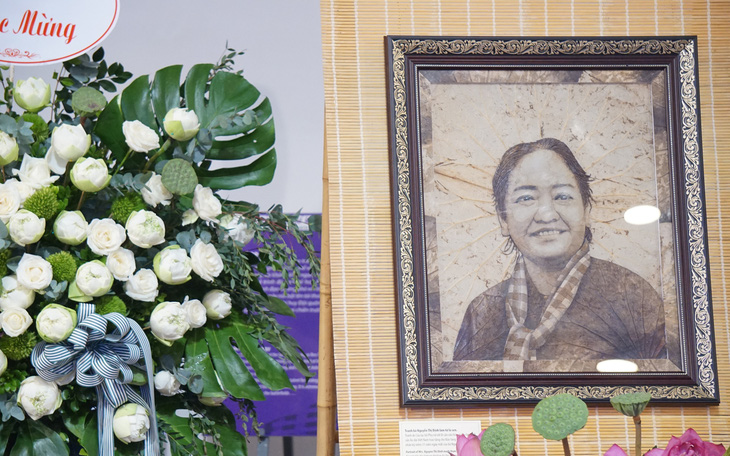 Bảo tàng Phụ nữ tiếp nhận tranh chân dung bà Nguyễn Thị Định làm từ lá sen