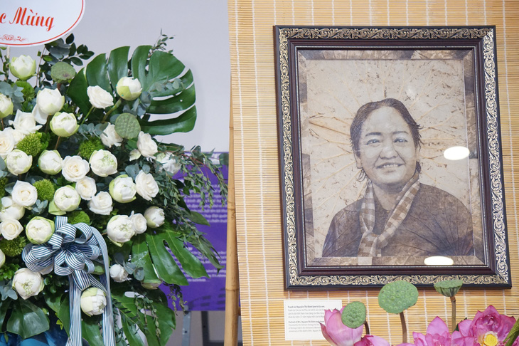 Tranh chân dung bà Nguyễn Thị Định làm từ lá sen được trao tặng cho Bảo tàng Phụ nữ Việt Nam - Ảnh: T.ĐIỂU