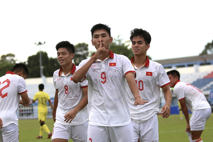 Niềm vui của các cầu thủ U23 Việt Nam sau khi ghi bàn vào lưới Malaysia - Ảnh: HOÀNG TÙNG