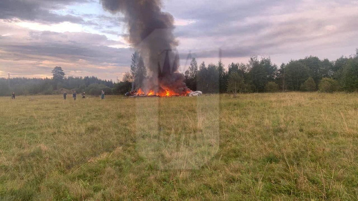 Hiện trường vụ rơi máy bay ở vùng Tver, Nga, ngày 23-8 - Ảnh: REUTERS