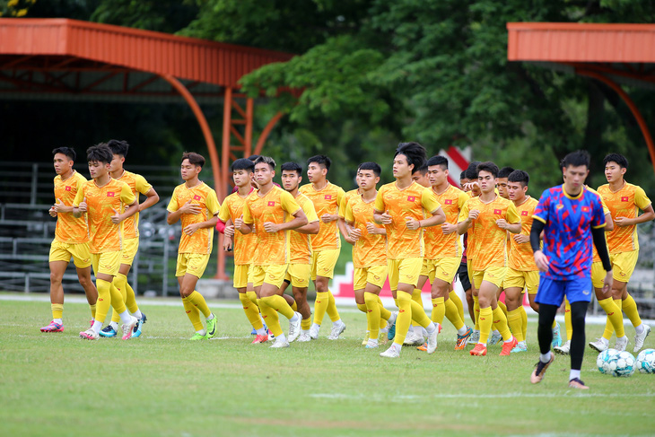 Ban huấn luyện U23 Việt Nam khắt khe về chuyên môn nhưng vẫn có cách làm tâm lý khéo léo dành cho các cầu thủ - Ảnh: H.TÙNG