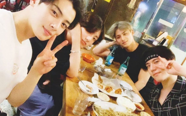 Cha Eun Woo, Jungkook, Mingyu, Yugyeom tụ họp ăn uống tại Busan