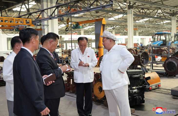Nhà lãnh đạo Triều Tiên Kim Jong Un (phải) thăm và chỉ đạo tại nhà máy sản xuất đầu kéo Kumsong ngày 23-8 - Ảnh: REUTERS