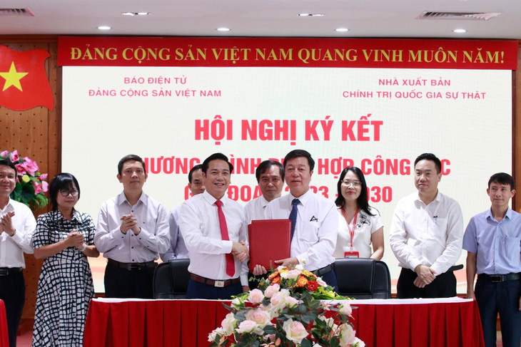 Lễ ký kết chương trình phối hợp công tác giữa báo điện tử Đảng Cộng Sản Việt Nam với Nhà xuất bản Chính Trị Quốc Gia Sự Thật - Ảnh: BTC