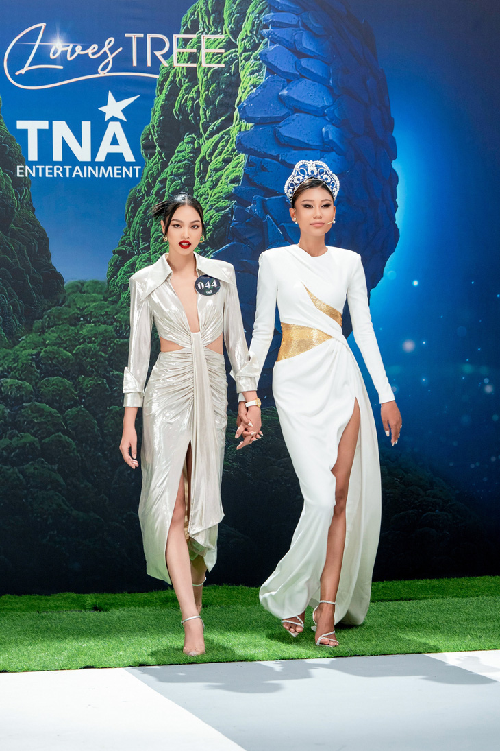 Thạch Thu Thảo hướng dẫn thí sinh Miss Earth Vietnam 2023 sải bước trên sàn diễn.