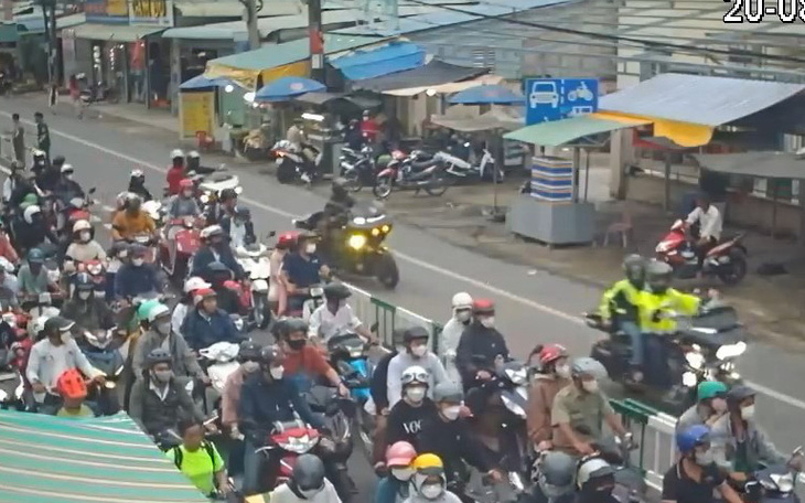 Camera ghi lại cảnh đoàn mô tô chạy ngược chiều ở phà Cát Lái