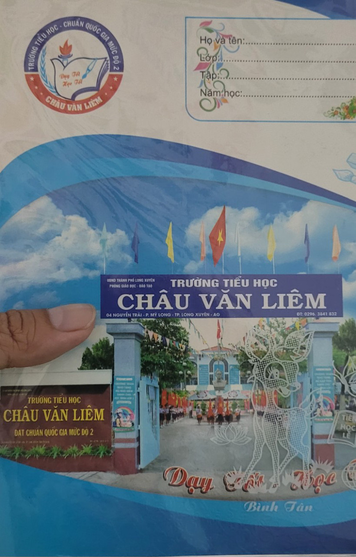 Phụ huynh học sinh lớp 1 ở Long Xuyên, An Giang "tố" bị ép mua vở độc quyền in hình cổng trường Tiểu học Châu Văn Liêm - Ảnh: CHÍ HẠNH