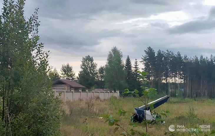 Mảnh đuôi máy bay của ông Prigozhin được tìm thấy cách hiện trường 3,5 km - Ảnh: RIA NOVOSTI