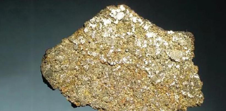 A block of tetratenite found after a meteorite impact in Nuevo Mercurio, north-central Mexico - photo: iRocks.com