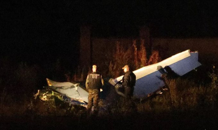 Phần cánh máy bay còn lại rơi gần làng Kuzhenkino thuộc tỉnh Tver hôm 23-8 - Ảnh: RIA NOVOSTI