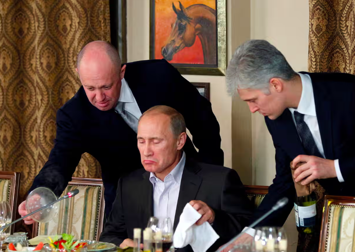 Ông Prigozhin (bìa trái) hỗ trợ ông Putin trong bữa tối với các học giả và nhà báo nước ngoài bên ngoài thủ đô Matxcơva vào tháng 11-2011 - Ảnh: REUTERS