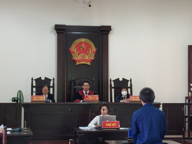 Tòa án huyện Bình Chánh xét xử Dương Văn Hai về tội tàng trữ trái phép chất ma túy - Ảnh: KHẮC TUẤN