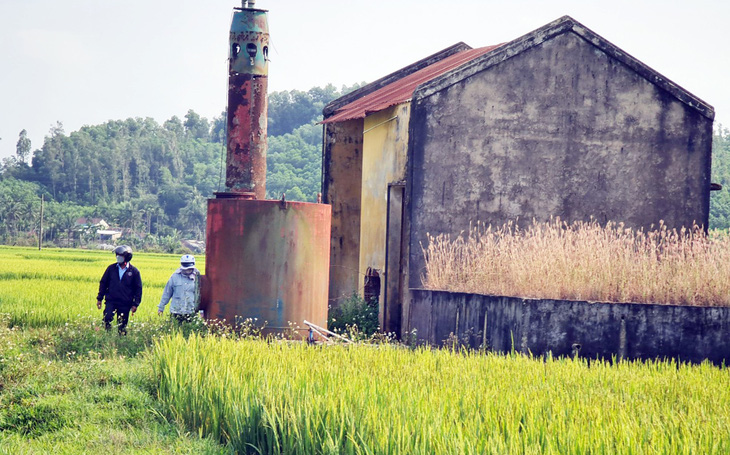 Công trình cung cấp nước sạch nông thôn ở xã Bình Nguyên, huyện Bình Sơn (Quảng Ngãi) hư hỏng nghiêm trọng, nằm hoang phế giữa cánh đồng - Ảnh: TR.M.
