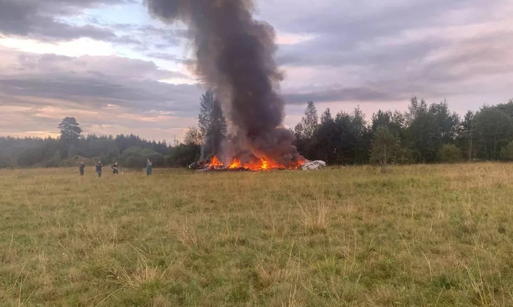Hình ảnh cho thấy mảnh vỡ máy bay bốc cháy sau tai nạn được cho là tại một địa điểm ở Tver, Nga. Ông Yevgeny Prigozhin, người đứng đầu nhóm lính đánh thuê tư nhân Wagner, được cho là tử vong trong tai nạn - Ảnh: RIA NOVOSTI