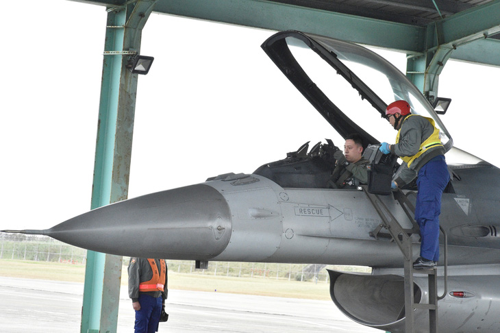 Phi công Đài Loan kiểm tra tiêm kích F-16 tại căn cứ thành phố Đài Đông - Ảnh: AFP