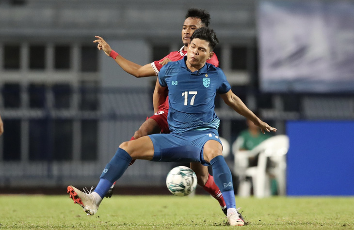 U23 Thái Lan (áo xanh) bất lực trước U23 Indonesia - Ảnh: HOÀNG TÙNG