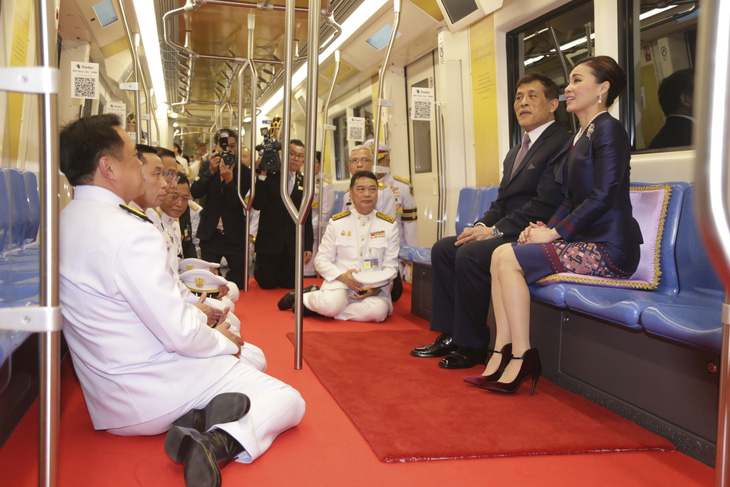 Vua Thái Lan Vijiralongkorn (mặc áo vest, ngồi ghế) và hoàng hậu đi thử phương tiện giao thông công cộng ở Bangkok. Ảnh: AFP