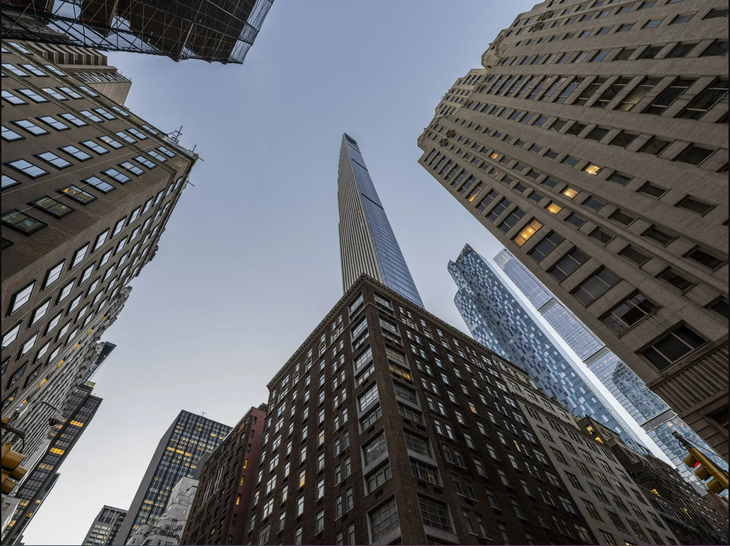 Thị trưởng New York Eric Adams nêu kế hoạch chuyển đổi các tòa nhà văn phòng của thành phố thành 20.000 nhà ở giá rẻ - Ảnh: ANADOLU AGENCY