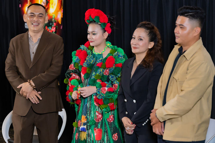 Nhạc sĩ Yên Lam cùng con gái Bào Ngư và nhà sản xuất, đạo diễn MV Hỏi Cuội.