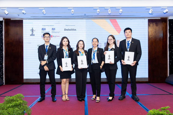 Sinh viên Ái Nhi (thứ 2 từ phải sang) tích cực tham gia nhiều cuộc thi thời sinh viên - Ảnh: NVCC