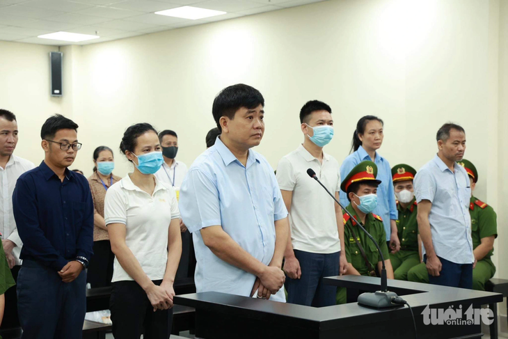 Bị cáo Nguyễn Đức Chung (áo xanh, đứng hàng đầu) tại toà - Ảnh: NAM PHƯƠNG
