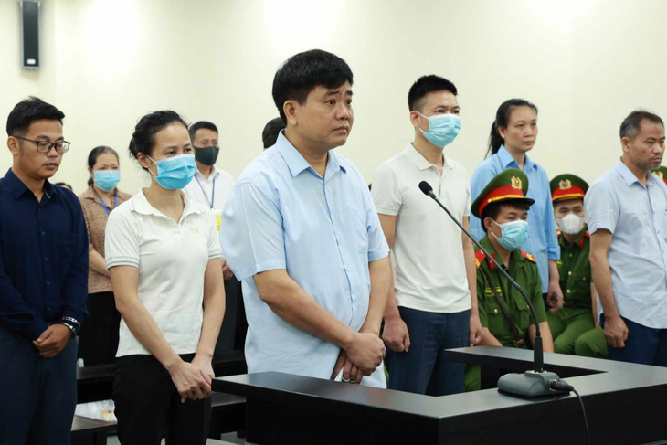 Cựu chủ tịch Nguyễn Đức Chung và các bị cáo tại phiên tòa xét xử vụ nâng khống giá cây xanh - Ảnh: NAM PHƯƠNG