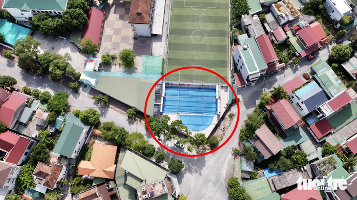 Bể bơi trong Trường THPT Nguyễn Trường Tộ, TP Vinh nhìn từ trên cao - Ảnh: DOÃN HÒA
