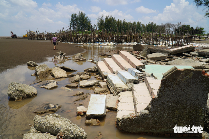 Nhiều ngôi nhà tại huyện Ba Tri, tỉnh Bến Tre bị sóng biển đánh sập trong thời gian qua - Ảnh: MẬU TRƯỜNG
