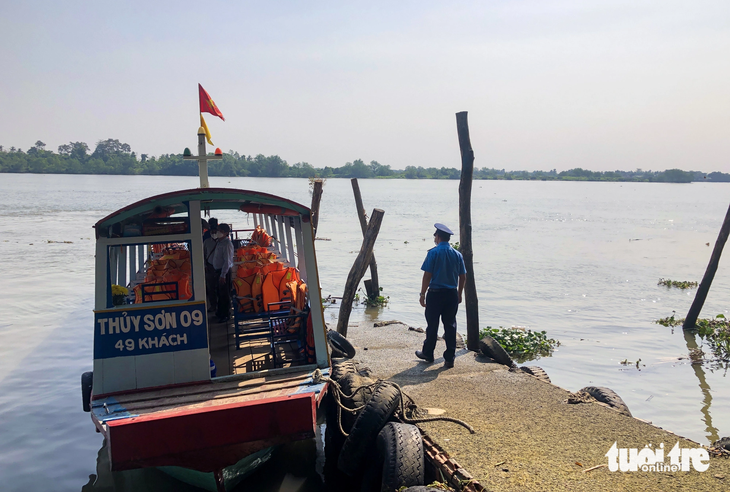 Lực lượng chức năng TP.HCM kiểm tra tình hình đảm bảo an toàn giao thông đường thủy trên sông Đồng Nai - Ảnh: CHÂU TUẤN