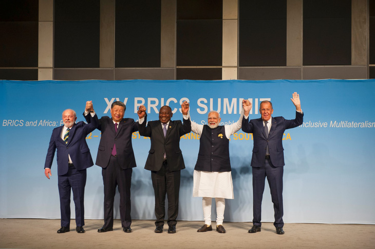 Từ trái sang: Tổng thống Brazil Luiz Inacio Lula da Silva, Chủ tịch Trung Quốc Tập Cận Bình, Tổng thống Nam Phi Cyril Ramaphosa, Thủ tướng Ấn Độ Narendra Modi và Ngoại trưởng Nga Sergei Lavrov chụp ảnh nhóm tại Hội nghị thượng đỉnh BRICS ở Johannesburg, Nam Phi hôm 23-8. Hội nghị diễn ra từ ngày 22 tới 24-8 - Ảnh: AFP