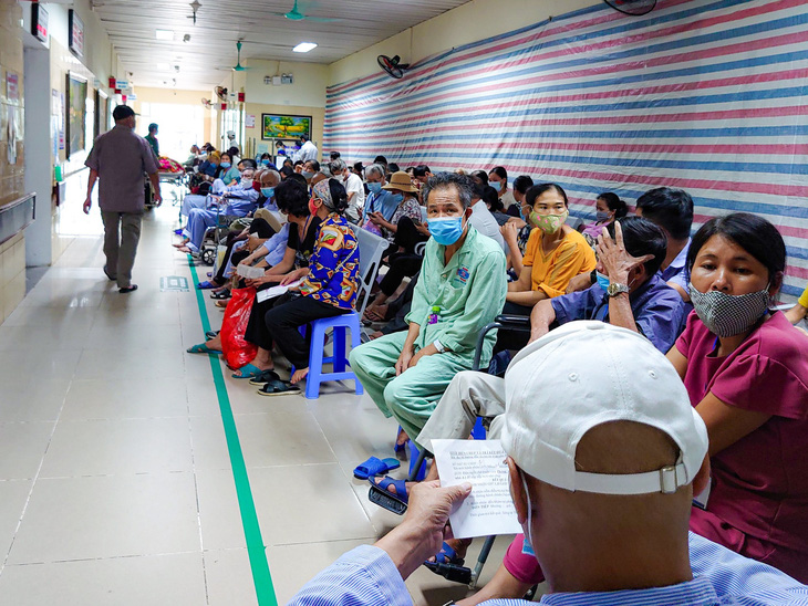 Người bệnh đến khám tại Bệnh viện K Tân Triều - Ảnh: NAM TRẦN