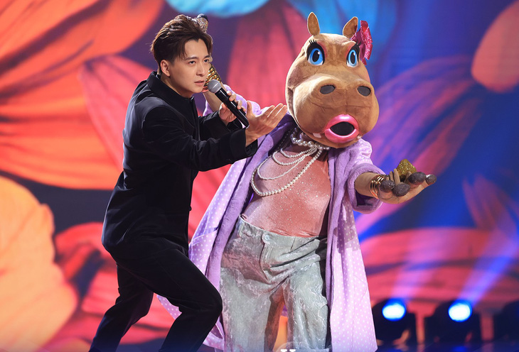 Hippo Happy cùng MC Ngô Kiến Huy trong Ca sĩ mặt nạ - Ảnh: BTC