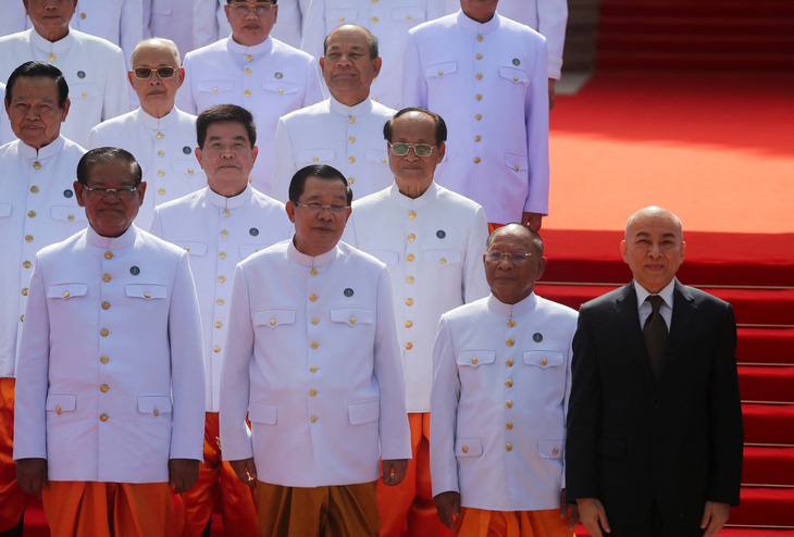 Quốc vương Campuchia Norodom Sihamoni (bìa phải) chụp ảnh cùng các thành viên Quốc hội mới ngày 21-8 - Ảnh: REUTERS
