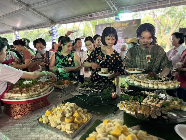 Hàng trăm món chay được lễ hội giới thiệu tới thực khách trong tiệc buffet chay vào chiều 25-8 - Ảnh: N.TRÍ
