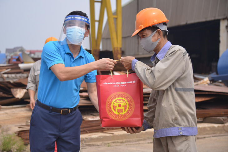 Đại diện Công đoàn Hà Nội trao tặng quà cho công nhân, người lao động khó khăn trong dịch COVID-19 - Ảnh: HÀ QUÂN
