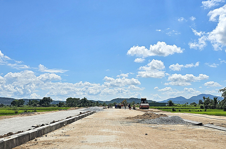 Công trường thi công gói thầu xây lắp tuyến số 1 và tuyến số 3 thuộc dự án đường nội thị thị xã Ayun Pa - Ảnh: ĐAN THUẦN