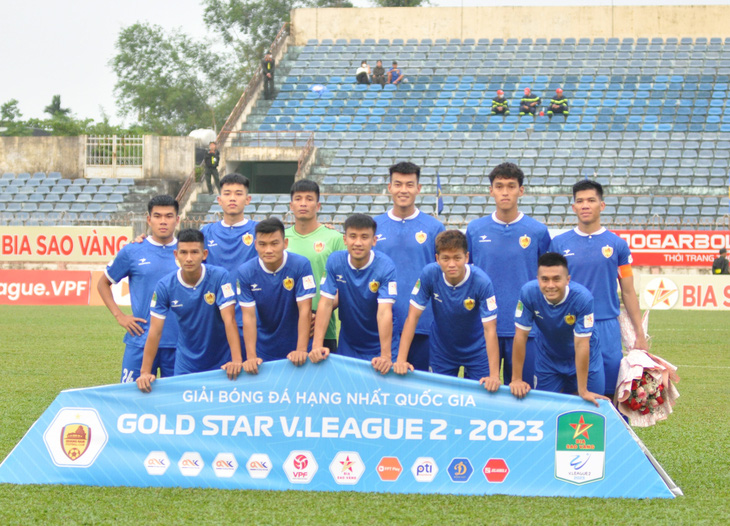 Các cầu thủ Quảng Nam trong một trận đấu tại Giải bóng đá hạng nhất 2023 - Ảnh: TƯỜNG VY